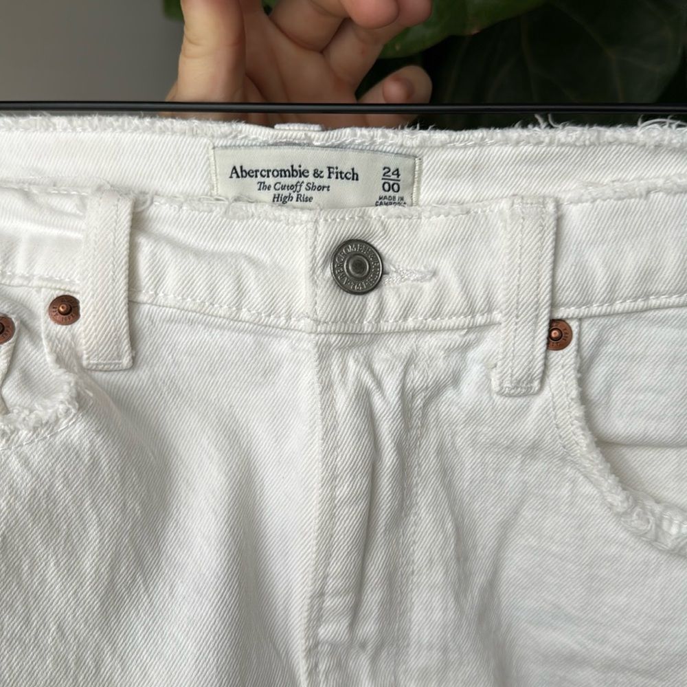 Abercrombie & Fitch The Cutoff Short High Rise White Raw Hem - Picture 3 of 5